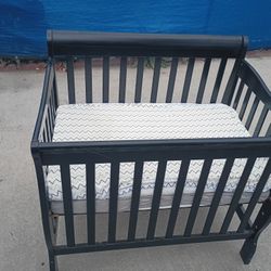 Clean Clean Baby Crib In Good Condition 