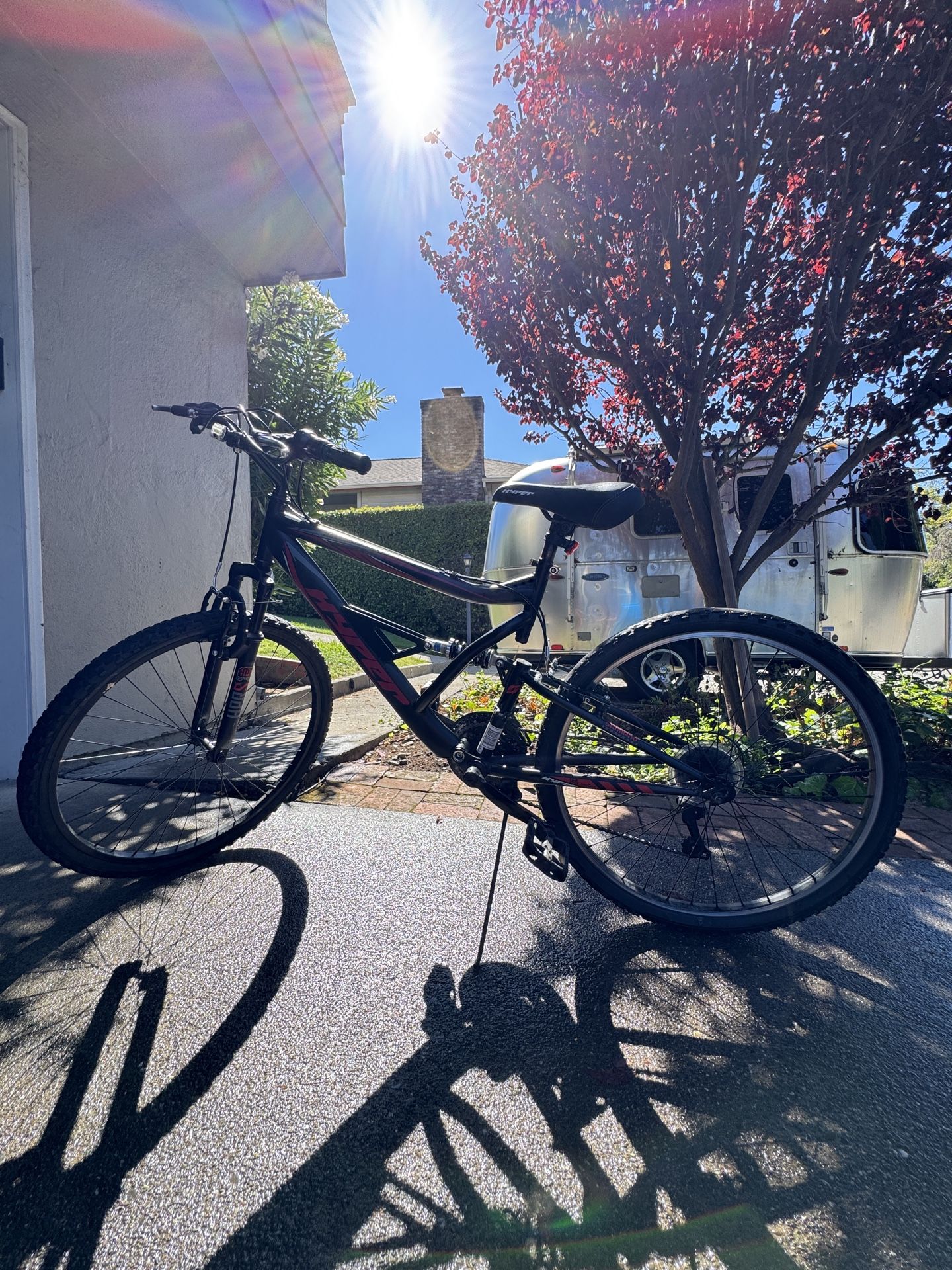 Hyper 18-Speed Mountain Bike – Great Condition + Night Lights