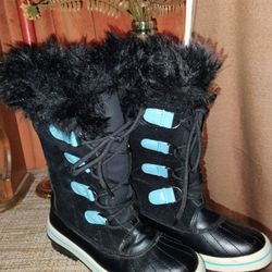 FIRM IN MERCED‼️GIRLS SNOW BOOTS SIZE 2