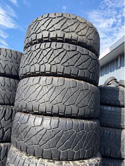 285/65r18 marca NITTO RIDGE GRAPPLER en perfectas condiciones de vida las 4