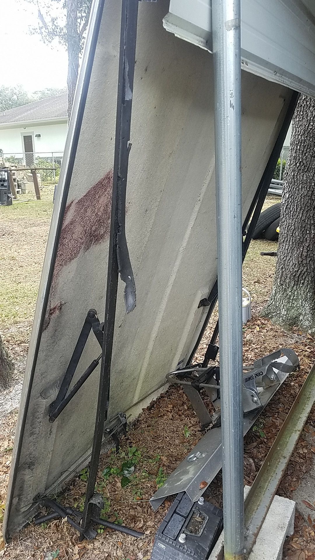 2002 S10 fiberglass tonneau cover with hinges for Sale in Apopka, FL
