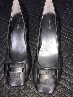 TAHARI - black low heel pump - size 8 1/2