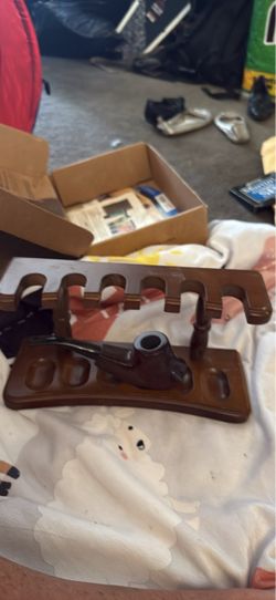 Abby pipe stand with one pipe