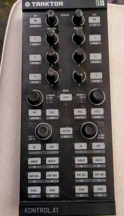 Native Instruments Traktor Kontrol X1 DJ Controller