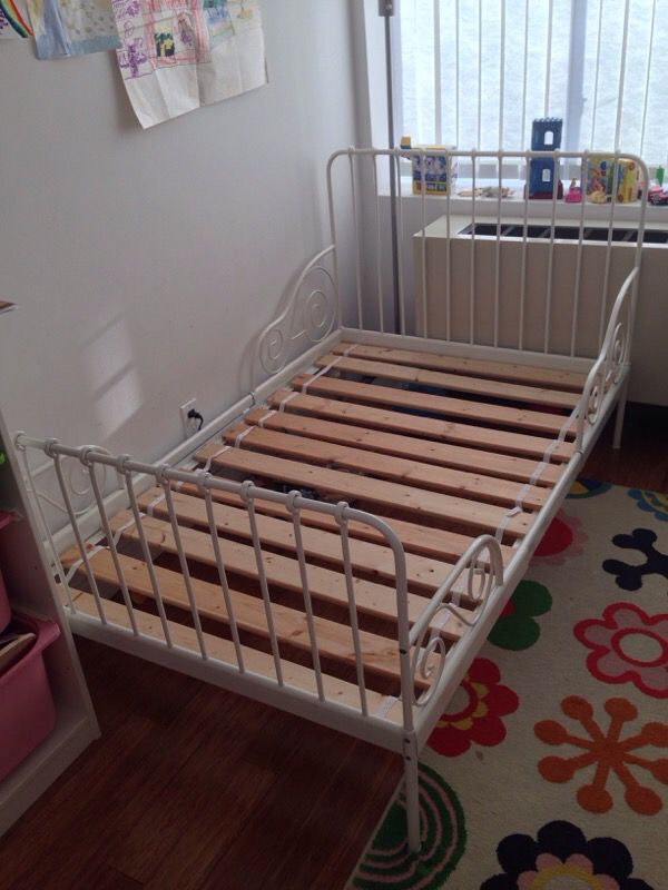 Children's extendable bed IKEA MINNEN with slatted bed base IKEA LUROY