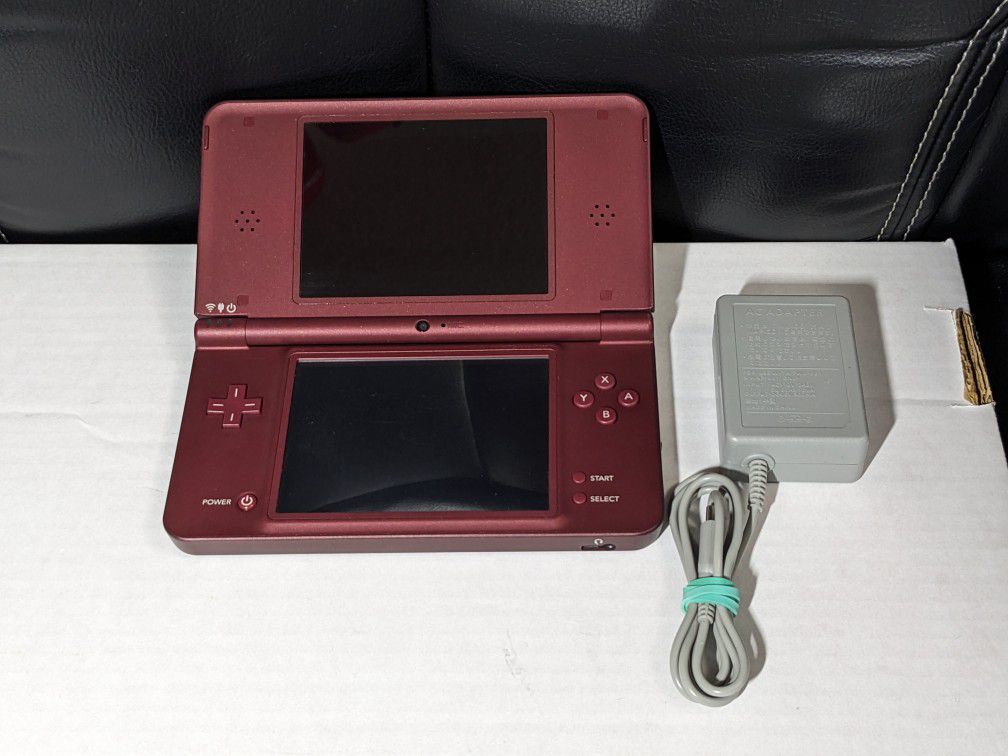 Nintendo DSi XL, Burgundy