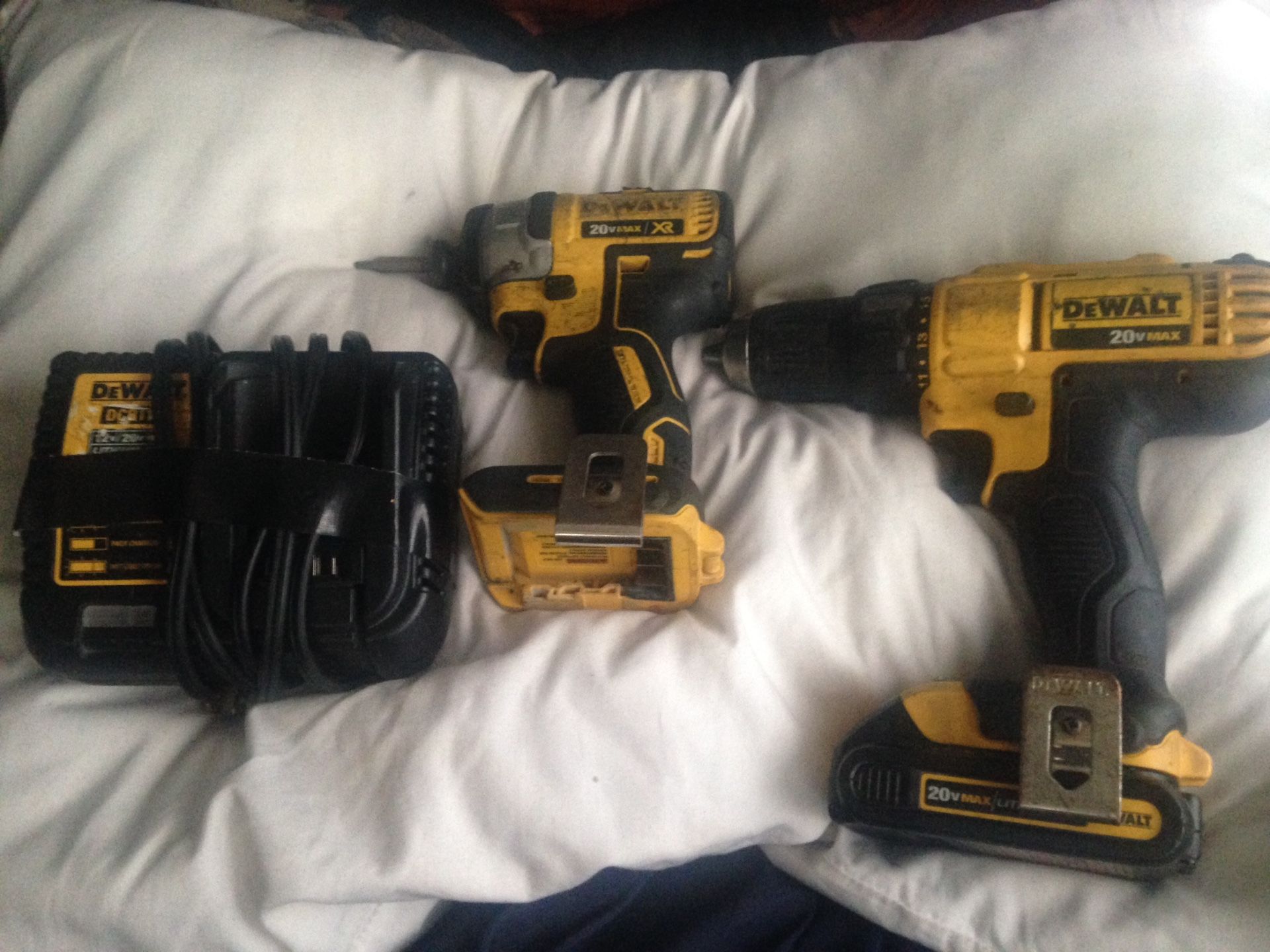 Dewalt 20 V drill set impact driver and drill battery and charger works great