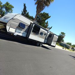 2017 31 Ft Two Slide Outs Two Bedroom