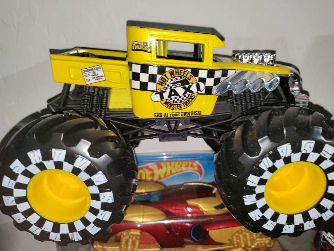  Hot Wheels Monster Jam Bone Shaker Vehicle (1:24 Scale) : Toys  & Games