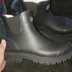 Waterproof boots.non slippery