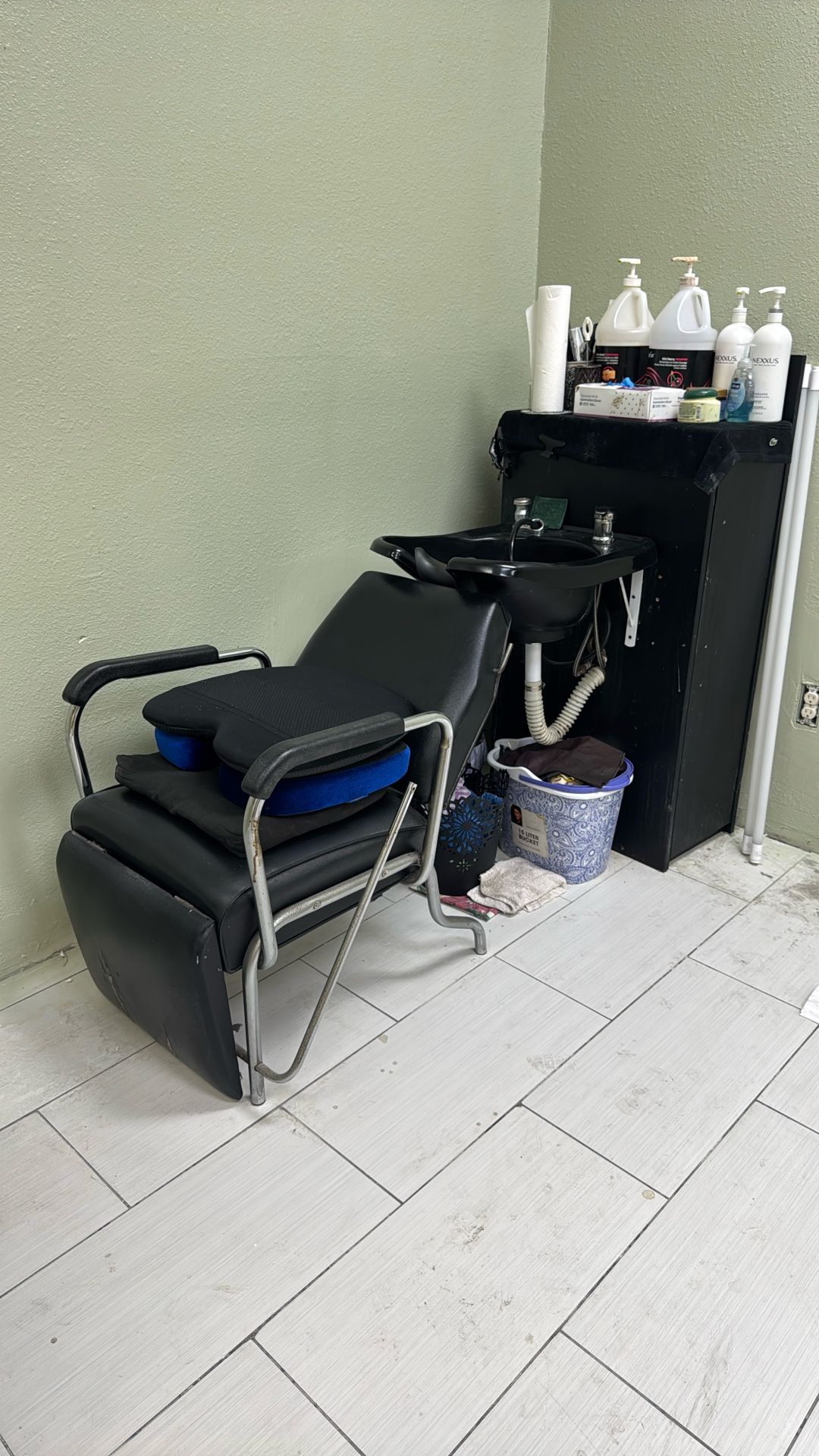 Shampoo Set and Chair