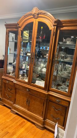 Beautiful Solid Wood China Cabinet / Hutch – Excellent Condition