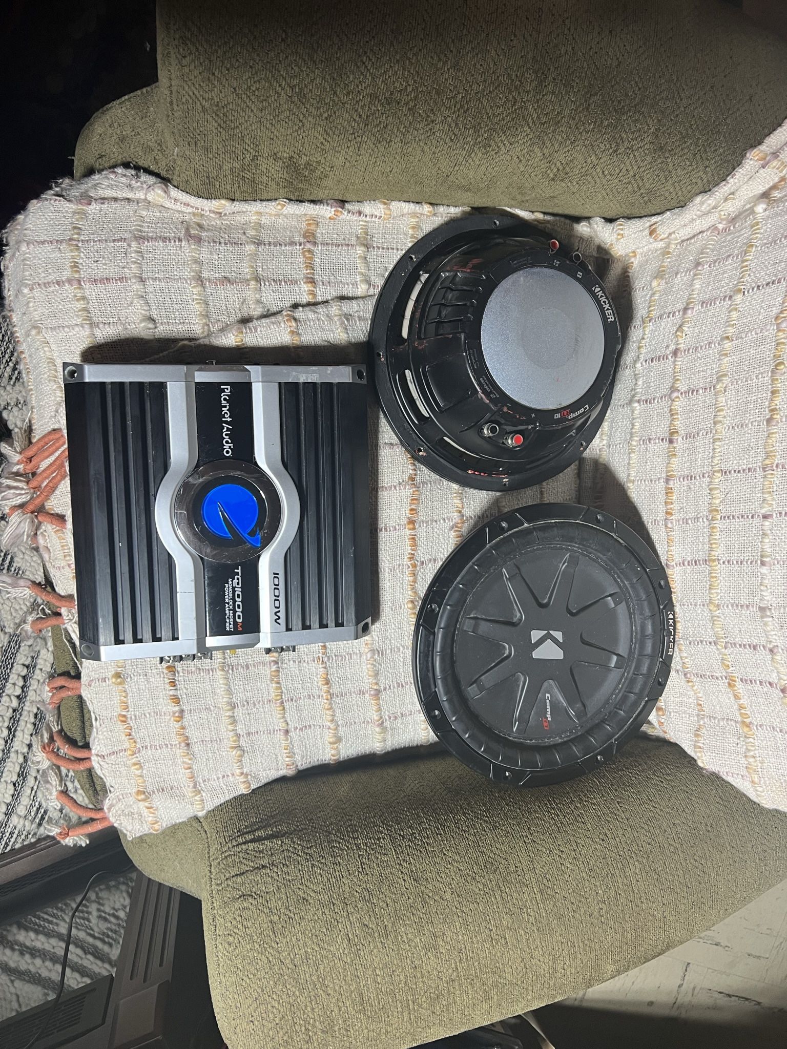 2 10” Kicker Comp RT With 1000 Watt Planet Audio Amp