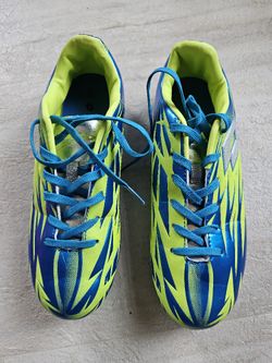 Youth Soccer Shoes / Cleats 5.5