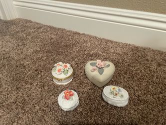 Tiny trinket jewelry boxes