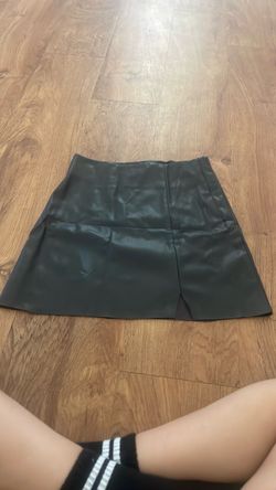 H&M black leather skirt with bottoms and zipper on the side 8-9