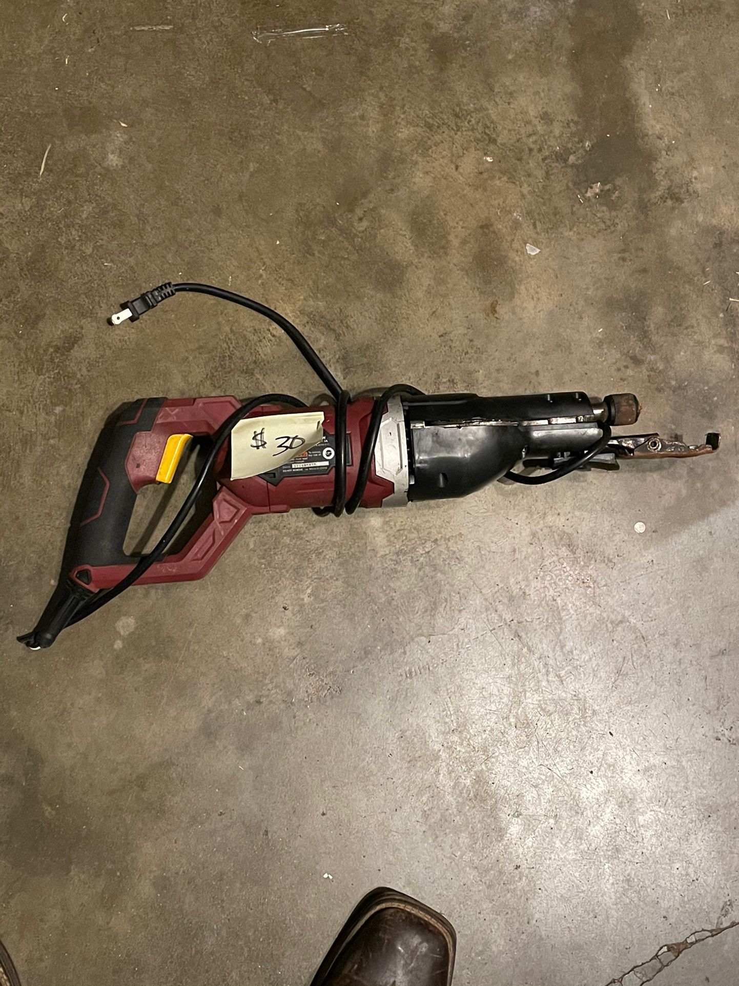 Central electric reciprocating saw