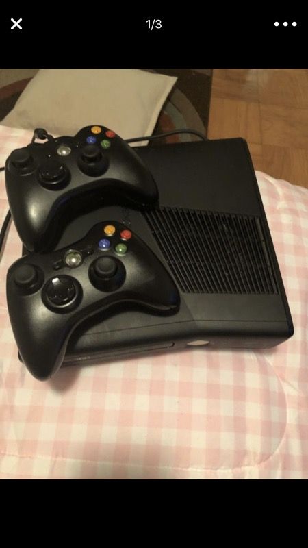 X box 360 with 2 controls and charger