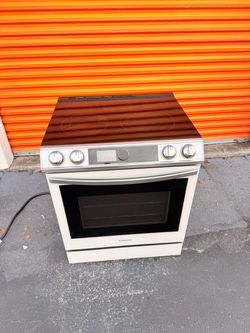 Samsung Bespoke 30-in Glass Top 5 burners 6.3-cu ft Air Fry Convection Single Oven Electric Range (White Glass )