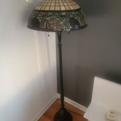 Beautiful 5 Ft Tall Tiffany Style Floor Lamp. 3 Bulbs