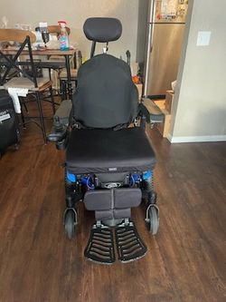 Quickie Pulse 6  Power Wheelchair
