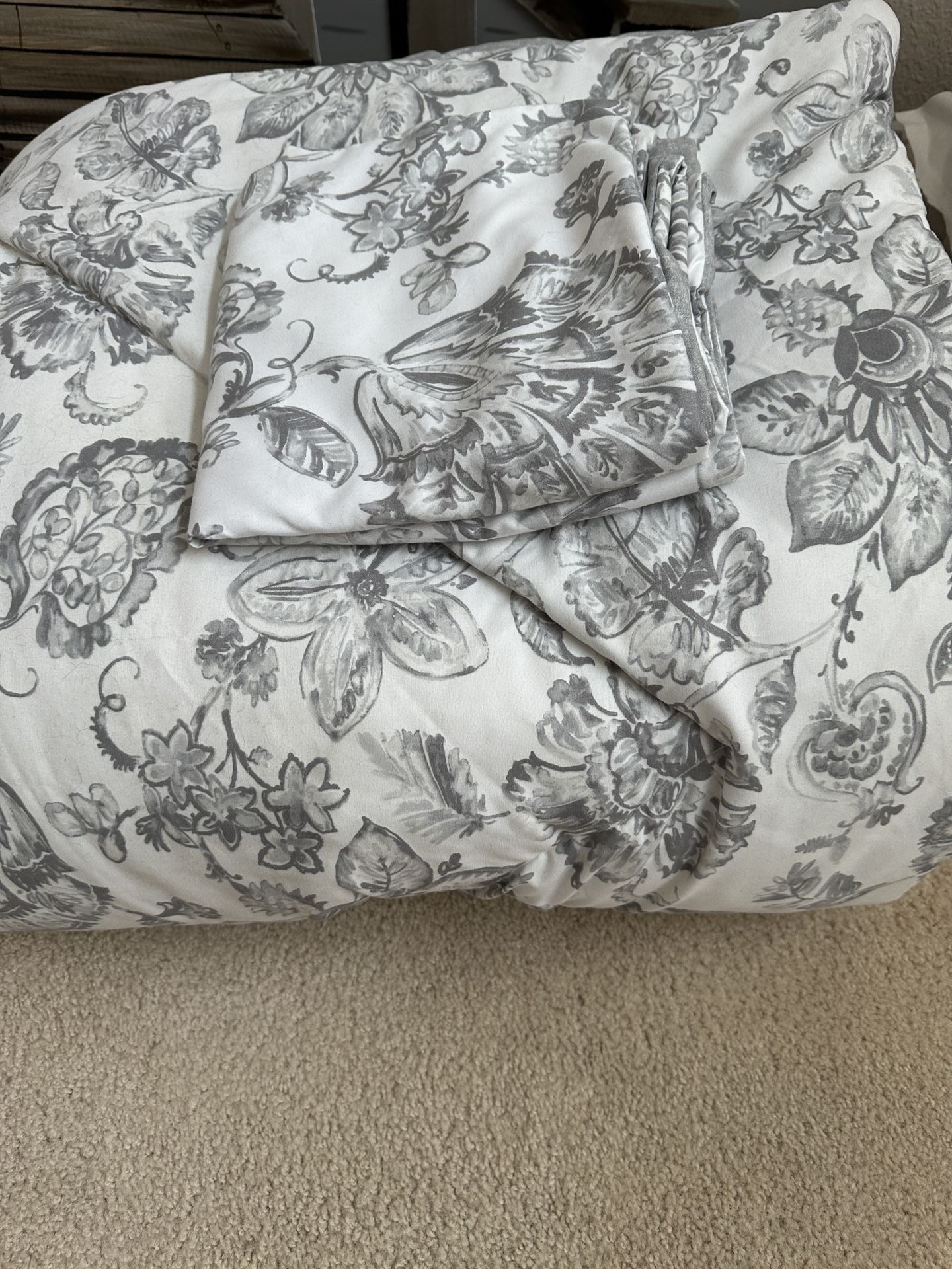 Beautiful King Size Gray Floral Comforter