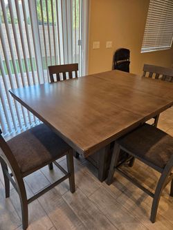 Counter Height Dining Room Table w/Leaf and 4 Barstool Chairs