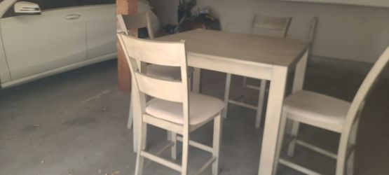 Un comedor 4 silllas