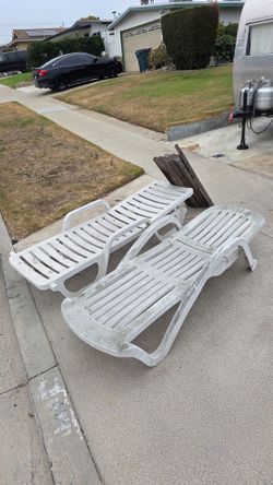 2 white adjustable lawn/pool chairs