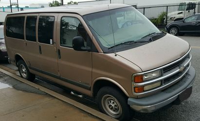 1998 Chevy Express Van 2500 LS Wheelchair Lift