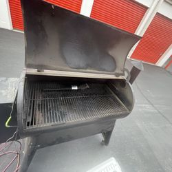 Traeger bbq Smoker And Put
