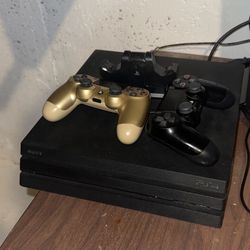 Ps4 Pro + 2 Controllers