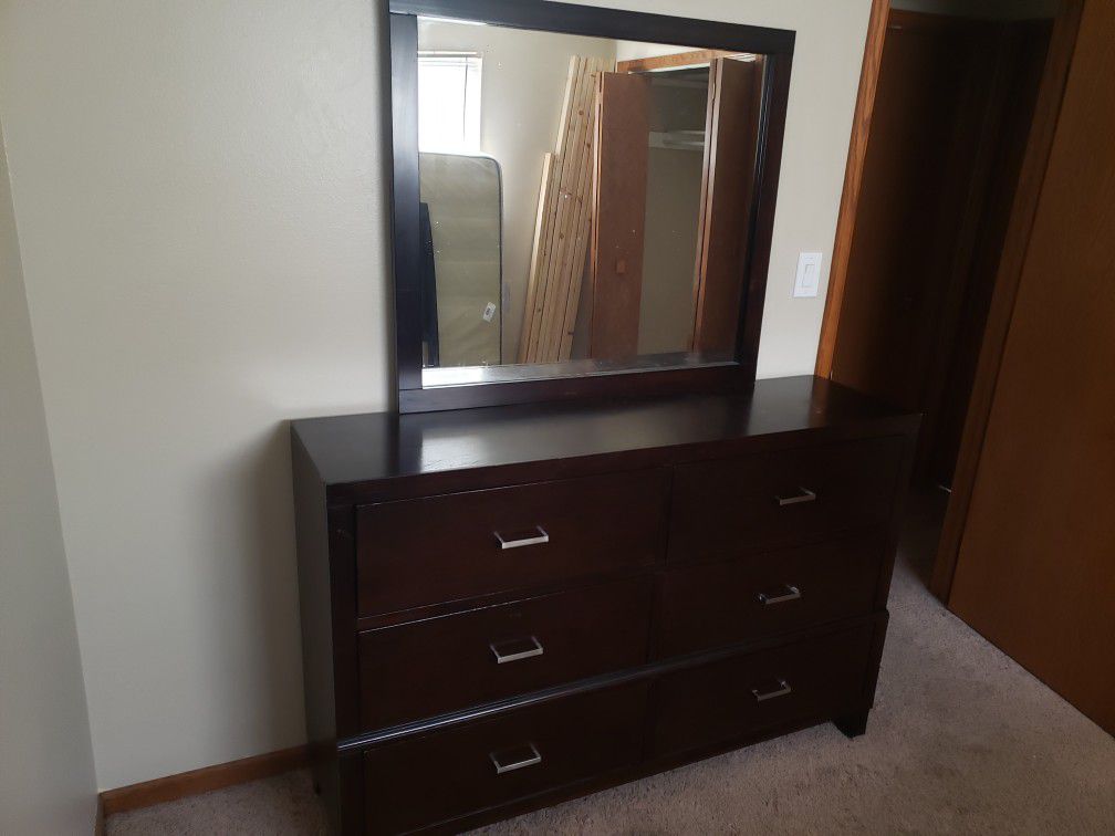 4 Drawer Dresser with Mirror