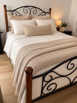 Stylish Wood & Metal Full-Size Bed Frame 🛏️