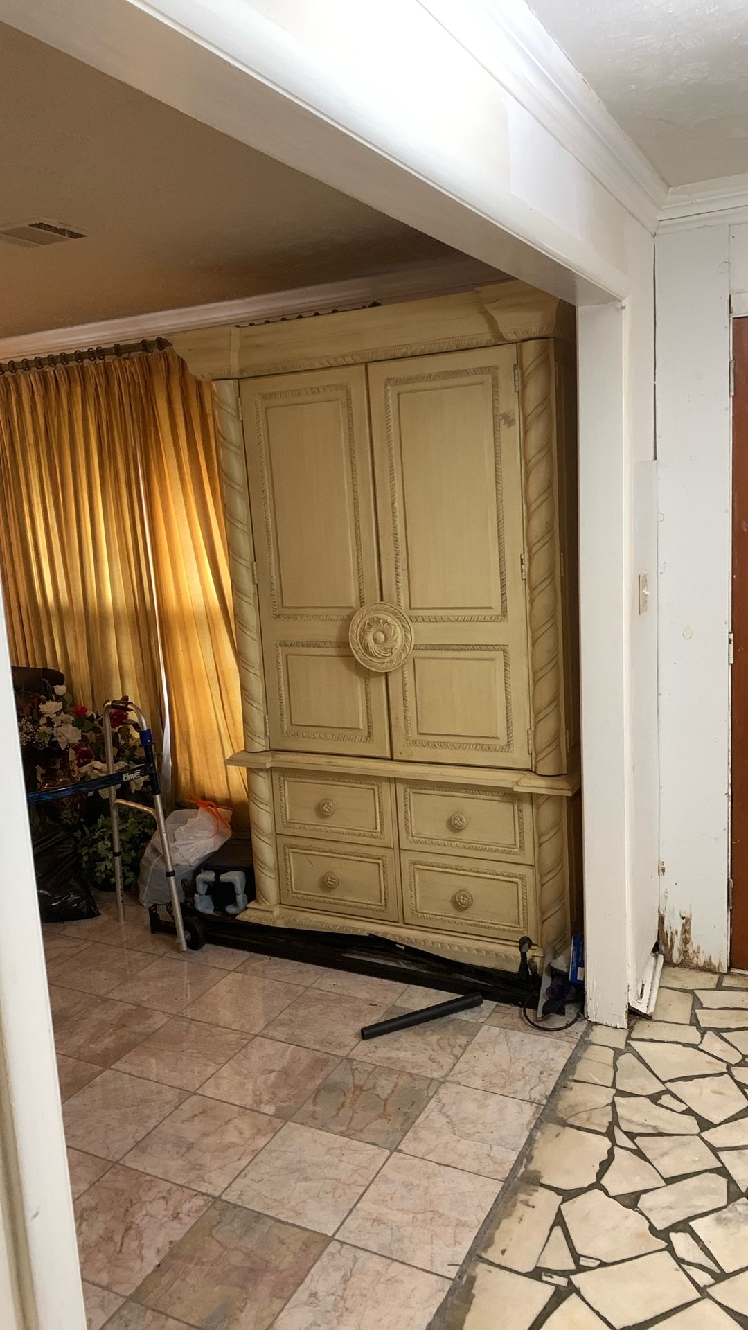 Cabinet with four drawer