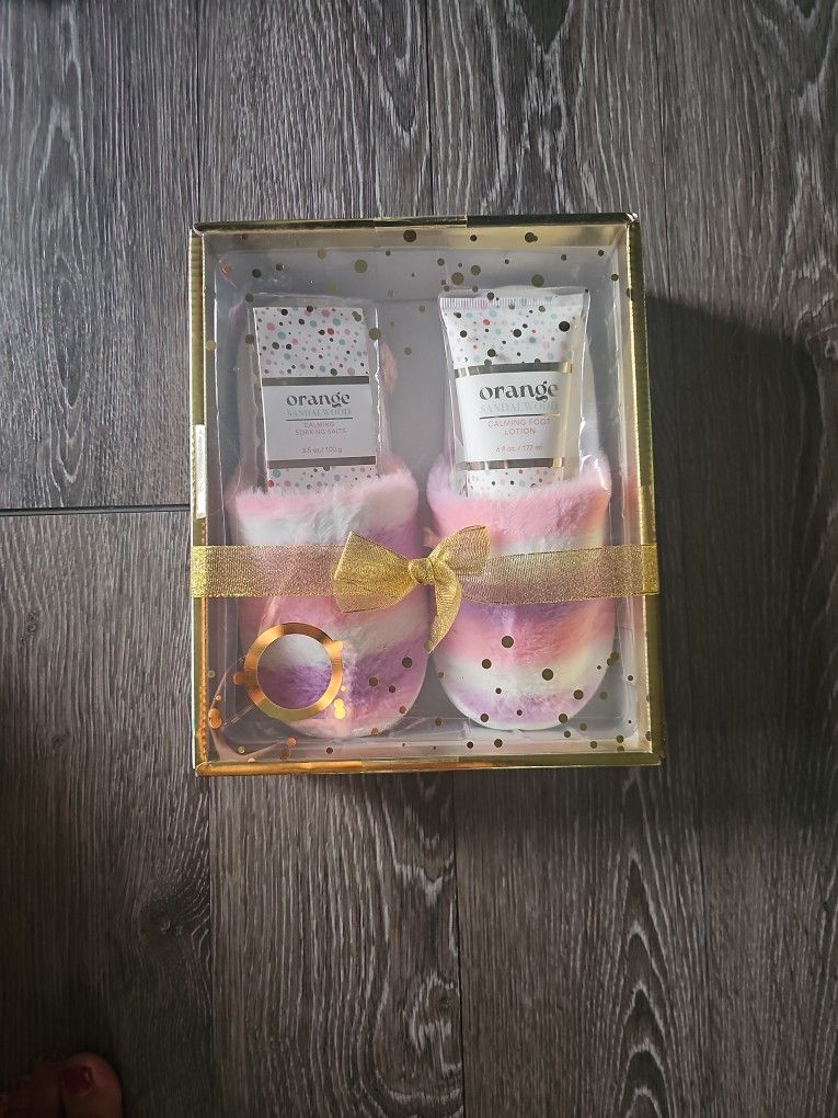 Orange Sandalwood Lotion And Foot Soak+ Slippers
