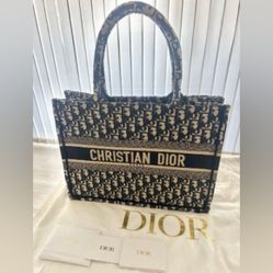 All-over logo print, elegance in an instant! Dior