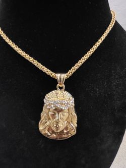 *PLEASE READ* gold Jesus piece w/ free rope chain