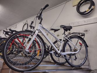 White Infinity Hybrid Bike | Medium sized frame, 700x38c