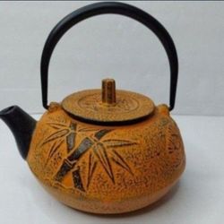 VINTAGE CAST IRON TEAPOT KETTLE WITH INFUSER BASKET.