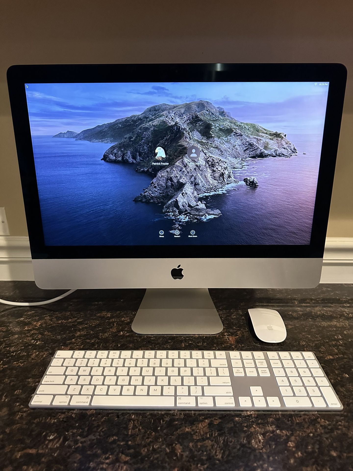 Like New! Apple iMac 21.5” Retina 4K + Magic Keyboard + Magic Mouse Bundle
