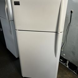 FRIGIDAIRE APARTMENT SIZE TOP FREEZER REFRIGERATOR 