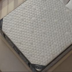 Puffy, Puffy Lux Hybrid Mattress, Queen, Like New