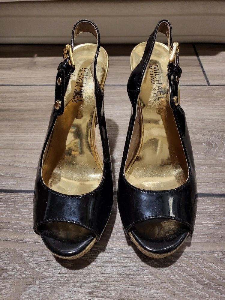 Michael Kors Womens 6.5 Wedge Heels Striped Black Gold
Sz 6.5 High 5"
Like new