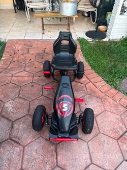 un go-kart de pedales infantil