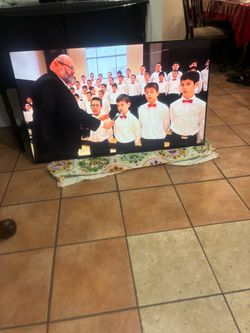 BEAUTIFUL SAMSUNG SMART TV WITH REMOTE CONTROL 48 “ x  28”