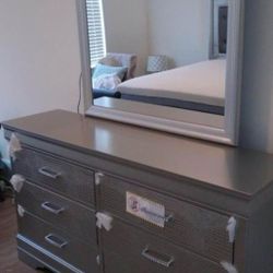 Brand new dresser, mirror and nightstand 💫affordable terms available 