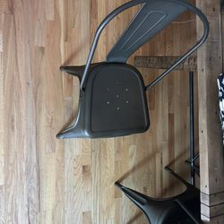 Dinner Table With 4 Chairs And 2 Table End Chairs 