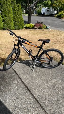 Trek 3500 Mountain Bike • 18” Frame • Shimano 21-Speed • Lightly Ridden