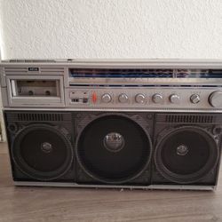 Megnavox boombox 